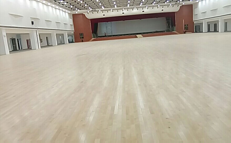   咸陽單層龍骨結(jié)構(gòu)的體育館用楓木運(yùn)動(dòng)地板的好處是什么體育木地板廠家價(jià)格